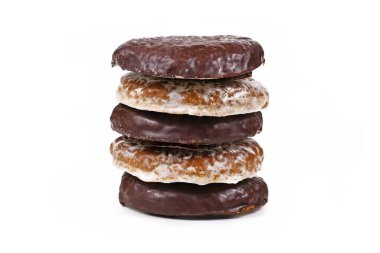 Beyaz arkaplanda 'Lebkuchen' adı verilen bir yığın Alman zencefilli ekmeği izole edilmiş.