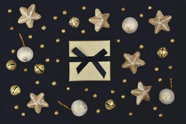 Boże Narodzenie Płaski Leżał Złotym Pudełkiem Otoczony Błyszczącą Gwiazdą Bombka — Zdjęcie stockowe