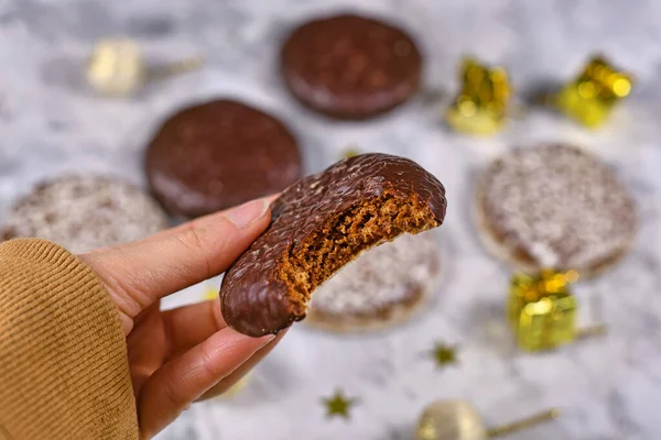 Рука Держит Немецкий Круглый Пряник Названием Lebkuchen Шоколадным Остеклением — стоковое фото