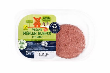 Dossenheim, Almanya - Ekim 2020: Beyaz arka planda, Alman markası 'Rgenwalder Mhle' tarafından izole edilmiş çiğ yuvarlak vejetaryen soya burger köftesi paketi 