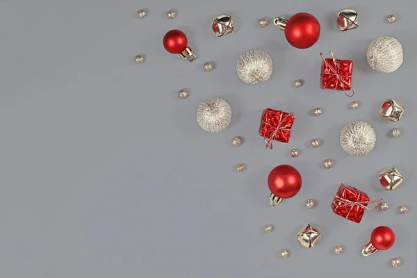Srebrne Czerwone Ozdoby Świąteczne Takie Jak Małe Pudełka Okrągłe Bombki — Zdjęcie stockowe