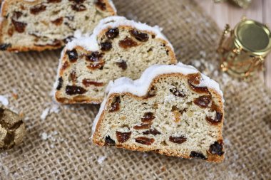 'Stollen' veya 'Christstollen' adı verilen geleneksel Alman noel tatlısı dilimleri, fındıklı, baharatlı veya şekerli meyveli, pudra şekerli bir meyve ekmeği.