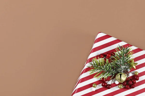 Caja Regalo Navidad Rayas Con Decoración Temporada Esquina Fondo Marrón —  Fotos de Stock