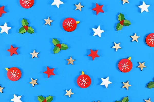 木製の木の天蓋付きのクリスマスフラットレイ 青の背景に星とミステリー装飾品 — ストック写真