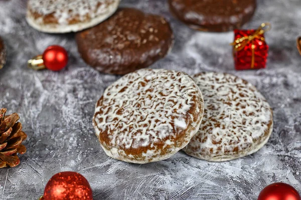 Немецкий Круглый Пряник Названием Lebkuchen Белым Шоколадным Остеклением Окружении Сезонных — стоковое фото