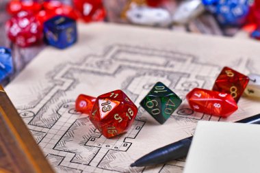 Bulanık el çizilmiş zindan haritasında RPG oyun zarları oynayan renkli masa üstü rolü