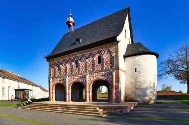 Lorsch, Almanya - Ekim 2020: Güneşli bir günde mavi gökyüzü ile birlikte Carolingian İmparatorluk Manastırı 'nın Torhalle' i olarak adlandırılan giriş kapısı