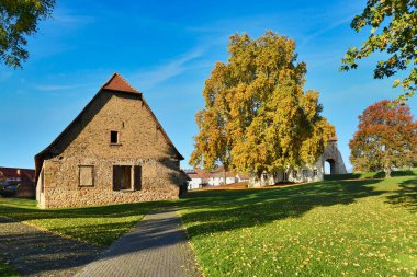 Lorsch Abbey 'deki' Schaudepot Zehntscheune 'adlı tarihi depolama ambarı Almanya' nın Lorsch şehrinde turistler için bir sergi salonu müzesine dönüştürüldü.