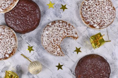 'Lebkuchen' adı verilen Alman turşusu. Beyaz ve çikolata kaplı ve Noel süslemeleriyle çevrili.