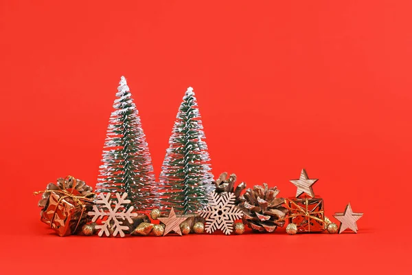 Composición Navideña Con Árboles Navidad Miniatura Conos Abeto Estrellas Madera —  Fotos de Stock