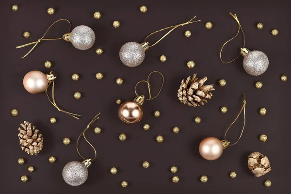 Elegante Cama Plana Navidad Con Adornos Árboles Dorados Plateados Conos — Foto de Stock