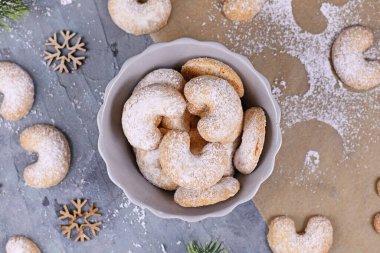 'Vanillekipferl' adı verilen hilal şeklinde Noel kurabiyeleri, fındıklı ve şekerli geleneksel Avusturya ya da Alman Noel bisküvileri.