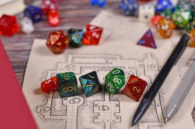 Elle çizilmiş zindan haritasında RPG oyunu zarları oynayan renkli masa üstü rolü