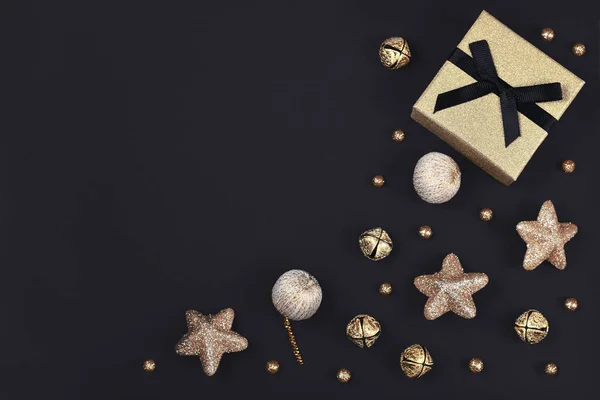 Piso Navidad Con Caja Regalo Oro Rodeado Estrellas Brillantes Adornos — Foto de Stock