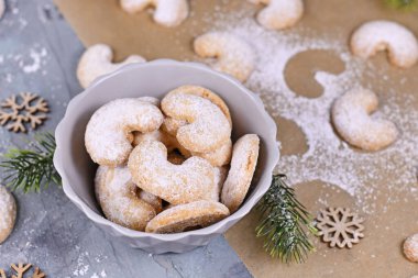 Mevsimlik Hilal şekilli 'Vanillekipferl' adı verilen geleneksel Avusturya ya da Alman Noel bisküvileri.
