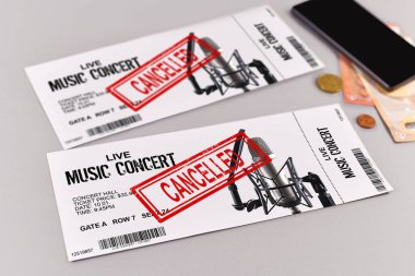 Konser biletleri ve kırmızı pullarla iptal edilen eğlence etkinlikleri kavramı