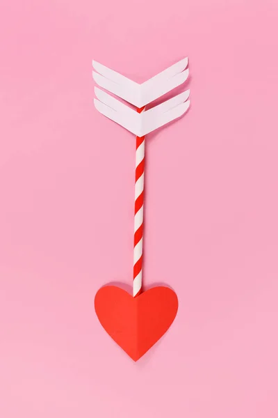 Flecha Amor Cupido Papel Con Punta Forma Corazón Sobre Fondo —  Fotos de Stock