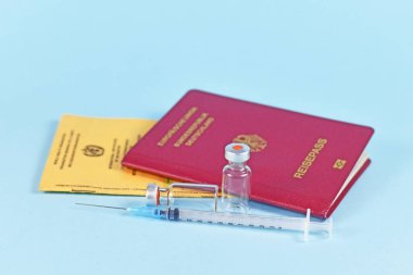 Uluslararası aşı sertifikası, Alman seyahat pasaportu, şırınga ve tüpler ile Corona virüsü aşısı olmayanlar için seyahat kısıtlaması kavramı