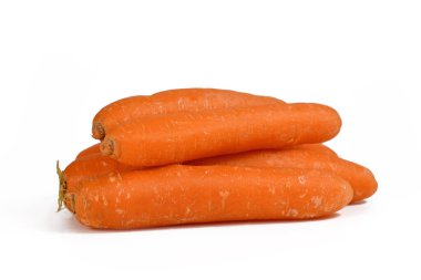 Beyaz arka planda izole edilmiş çiğ taze havuç grubu