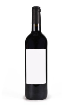 Beyaz arka planda boş etiketli tek bir şarap şişesi.