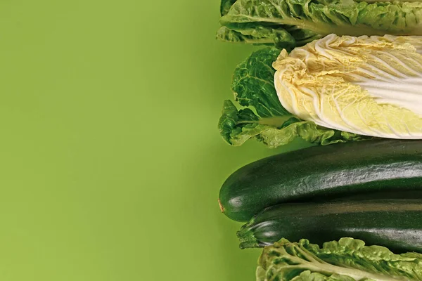 Variasi Sayuran Hijau Seperti Zucchini Kubis Cina Dan Selada Romaine — Stok Foto