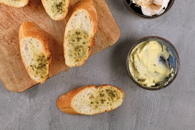 Erimiş bitkisel tereyağlı baget ekmeğinin üst görüntüsü 