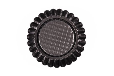 Beyaz arkaplanda izole edilmiş küçük tart tavasının üst görünümü