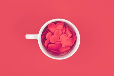 Kırmızı kalplerle dolu çay fincanının üst görüntüsü