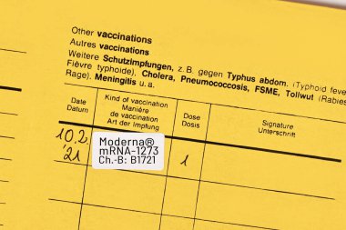 Dossenheim, Almanya - Şubat 2020: Moderna COVID-19 aşı damgalı aşı sertifikası