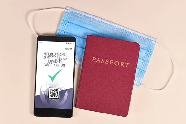 携帯電話デバイス上の国際コロナウイルスワクチンパスポートの概念は 旅行のようなワクチン接種された人々の特権を可能にする — ストック写真