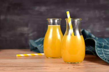 Turunçgillerden yapılan ev yapımı limonata küçük şişe kavanozlarında pipetle içiliyor.