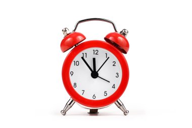 Saat 12 'den önce zamanlayıcı ile kırmızı retro tarzı alarm saati beyaz arkaplanda izole edildi