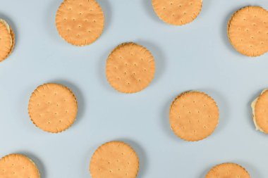 Açık mavi arkaplanda kremalı sandviç kurabiyeleri 