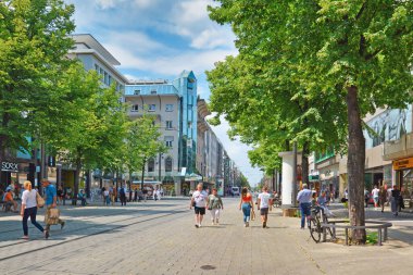 Mannheim, Almanya - Temmuz 2019: İnsanlar sıcak yaz günlerinde Mannheim şehir merkezinde insanlarla ve çeşitli dükkanlarla yürüyorlar