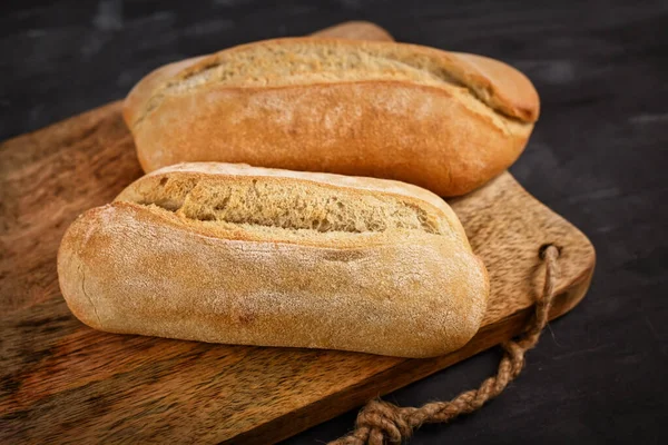 Rustikt Bröd Rullar Trä Skärbräda Mörkt Bord — Stockfoto