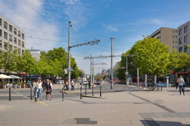 Mannheim, Almanya - Eylül 2020: İstasyon güneşli bir günde Mannheim merkez tren istasyonunun önünde insanlarla dolu