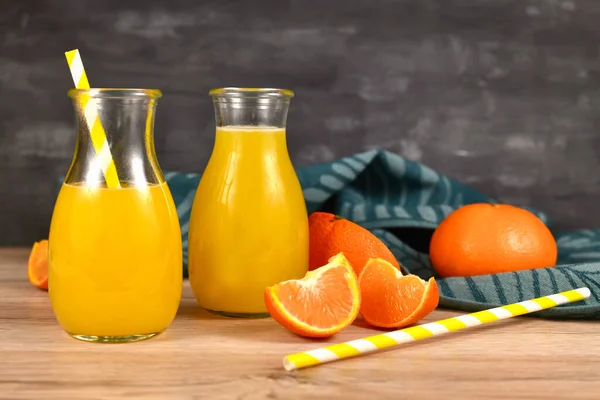 Limonada Feita Frutas Cítricas Frascos Pequenos Com Palhas Fatias Frutas — Fotografia de Stock