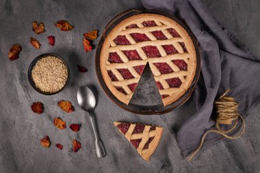'Linzer Torte' adı verilen ev yapımı turtanın en üst görüntüsü, üzerinde meyve reçelleri ve kafes tasarımlı fındıklı geleneksel Avusturya pastası. 