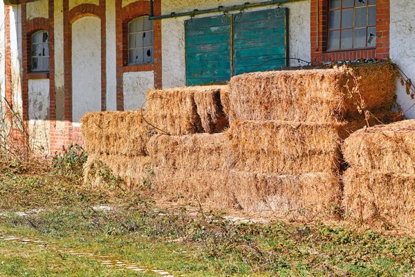 Obdélníkové Balíky Sena Před Starou Opuštěnou Farmou — Stock fotografie