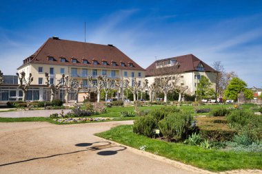 Bad Drkheim, Almanya - Nisan 2021: Güneşli bahar gününde kaplıca kasabası Bad Drkheim 'da' Kurpark 'adı verilen halka açık park