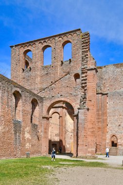 Bad Drkheim, Almanya - Nisan 2021: Güneşli bahar gününde kaplıca kenti Bad Durkheim 'da' Kurpark 'adı verilen halka açık park