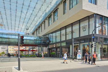 Mannheim, Almanya - Temmuz 2019: Mannheim şehir merkezinde insanlarla birlikte 'Q6 Q7' adlı büyük modern alışveriş merkezinin girişi