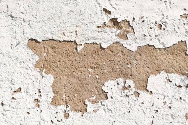 Taş duvarda beyaz kabuk soyulmuş alçı olan eski grunge arkaplan 