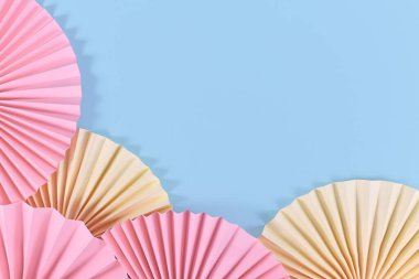 Mavi arkaplanda pembe ve bej renkli el sanatları roketleri ve ortasında boş kopya alanı