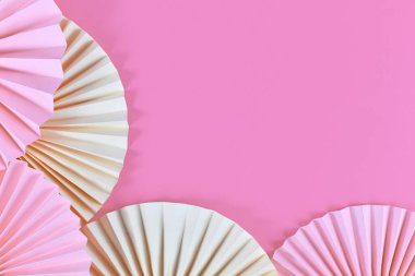 Açık pembe ve sarı el sanatları roketleri pembe zemin üzerinde ve ortası boş kopya alanı