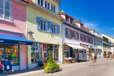 Bad Dirkheim, Almanya - Nisan 2021: Güneşli bir günde şehir merkezindeki tarihi kaplıca kasabası Bad Drkheim 'da 