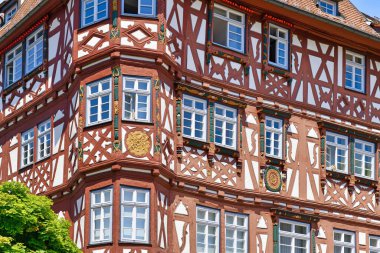 Mosbach, Almanya - Haziran 2021: 1610 yılında inşa edilen 'Palmsche Haus' adlı eski tarihi kereste çerçeve binasının ön cephesi