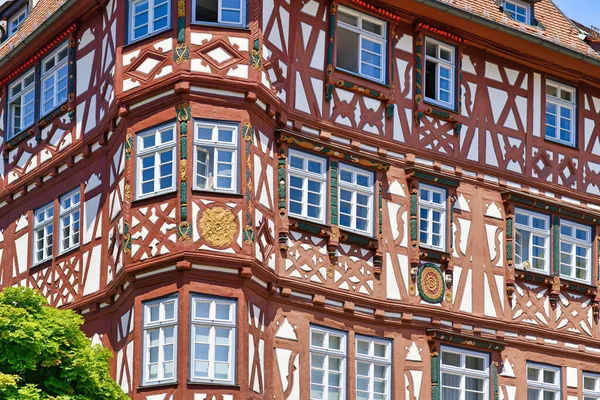 Mosbach, Almanya - Haziran 2021: 1610 yılında inşa edilen 'Palmsche Haus' adlı eski tarihi kereste çerçeve binasının ön cephesi