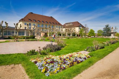 Bad Durkheim, Almanya - Nisan 2021: Güneşli bahar gününde şehrin merkezindeki 'Kurpark' adlı park Kötü Drkheim