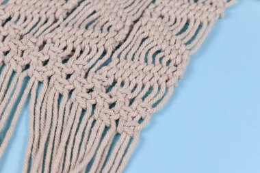 Makrame duvar asma, düğüm teknikleri kullanılarak üretilen bir tekstil.